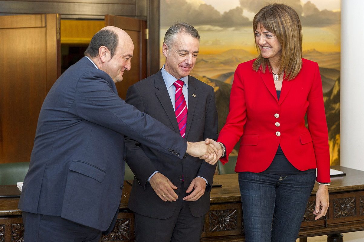 Andoni Ortuzar, Iñigo Urkullu eta Idoia Mendia, akordioa sinatzeko egindako ekitaldian, atzo, Gasteizen. JUANAN RUIZ / ARGAZKI PRESS. Andoni Ortuzar, Iñigo Urkullu eta Idoia Mendia, akordioa sinatzeko egindako ekitaldian, atzo, Gasteizen. JUANAN RUIZ / ARGAZKI PRESS.