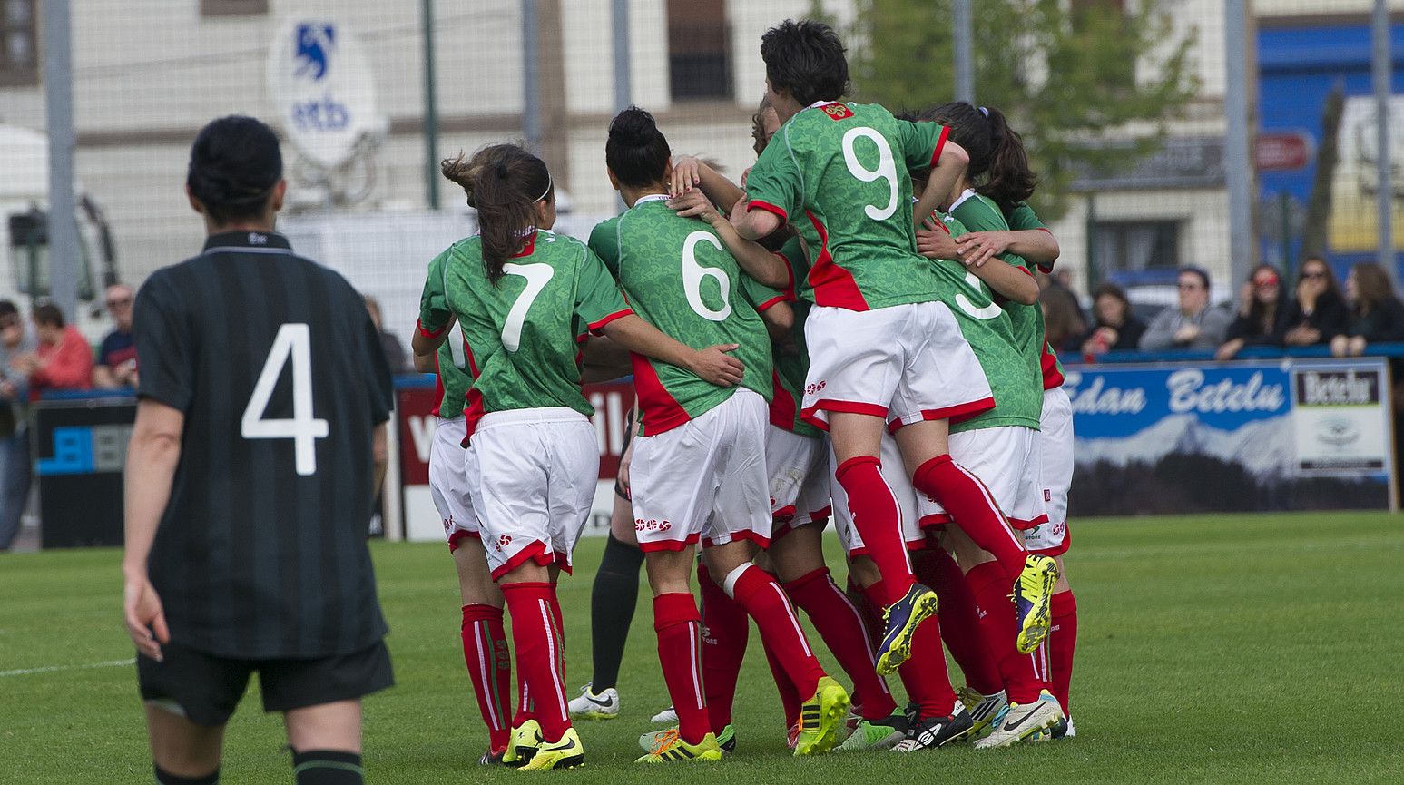 Euskal selekzioko jokalariak, 2014ko maiatzaren 10ean, Azpeitian, Irlandari sartutako bi goletako bat ospatzen. RAUL BOGAJO / ARGAZKI PRESS. Euskal selekzioko jokalariak, 2014ko maiatzaren 10ean, Azpeitian, Irlandari sartutako bi goletako bat ospatzen. RAUL BOGAJO / ARGAZKI PRESS.