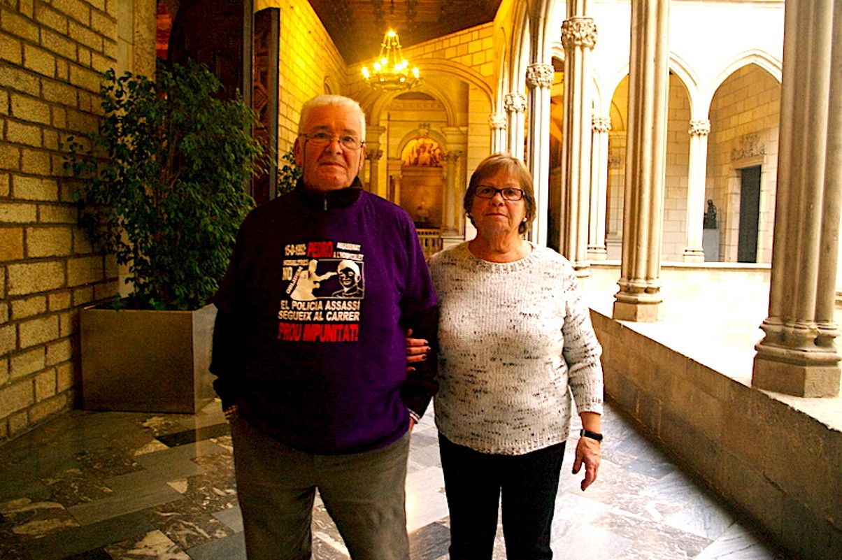 Pedro Alvarez gaztearen gurasoak, Juanjo Alvarez eta Carmen Peso, atzo, Bartzelonako udaletxean. Harrera egin zieten bertan. SAIOA BALEZTENA. Pedro Alvarez gaztearen gurasoak, Juanjo Alvarez eta Carmen Peso, atzo, Bartzelonako udaletxean. Harrera egin zieten bertan. SAIOA BALEZTENA.