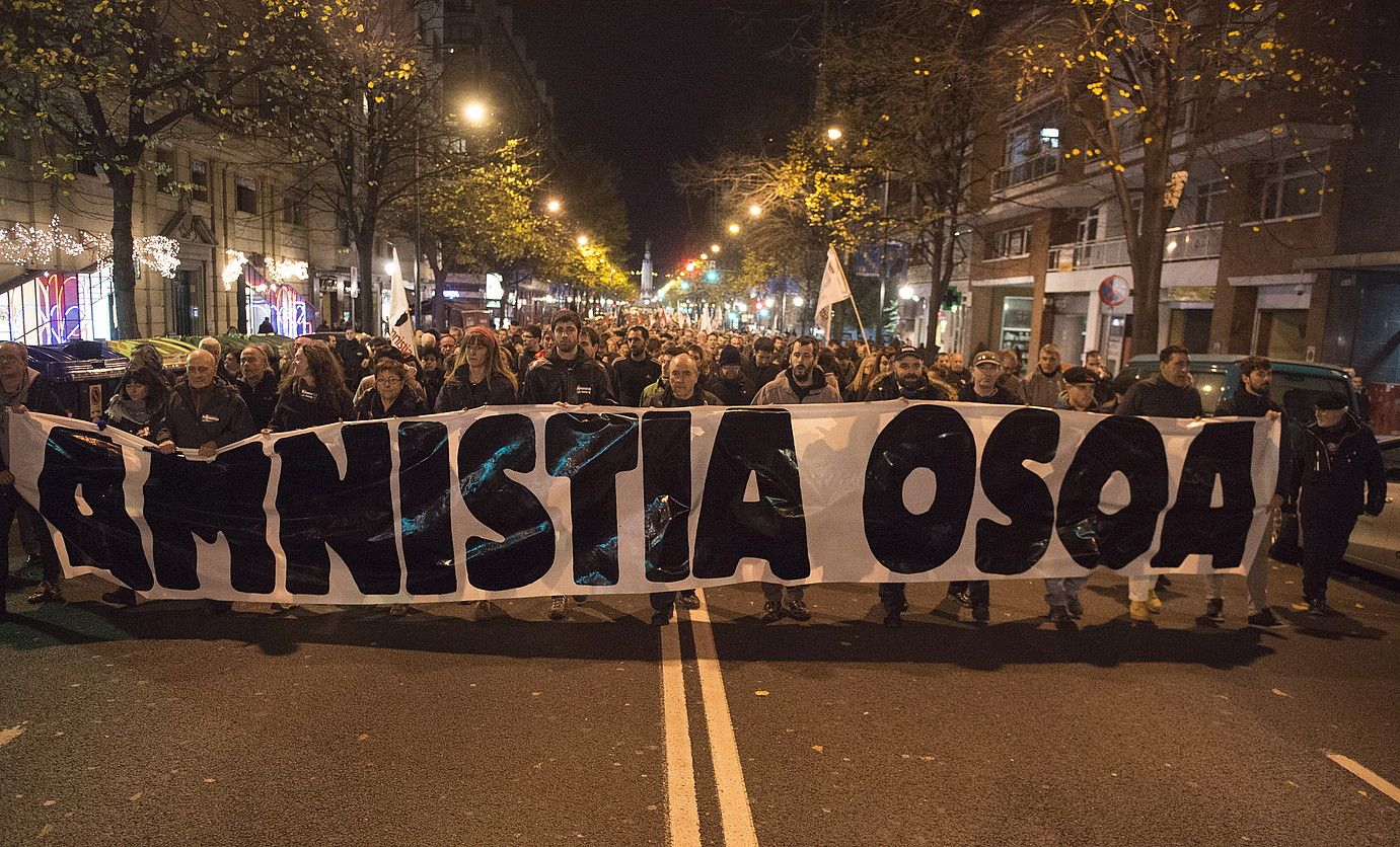Amnistiaren aldeko eta errepresioaren aurkako mugimenduaren manifestazioa, atzo, Bilbon. MONIKA DEL VALLE / ARGAZKI PRESS. Amnistiaren aldeko eta errepresioaren aurkako mugimenduaren manifestazioa, atzo, Bilbon. MONIKA DEL VALLE / ARGAZKI PRESS.