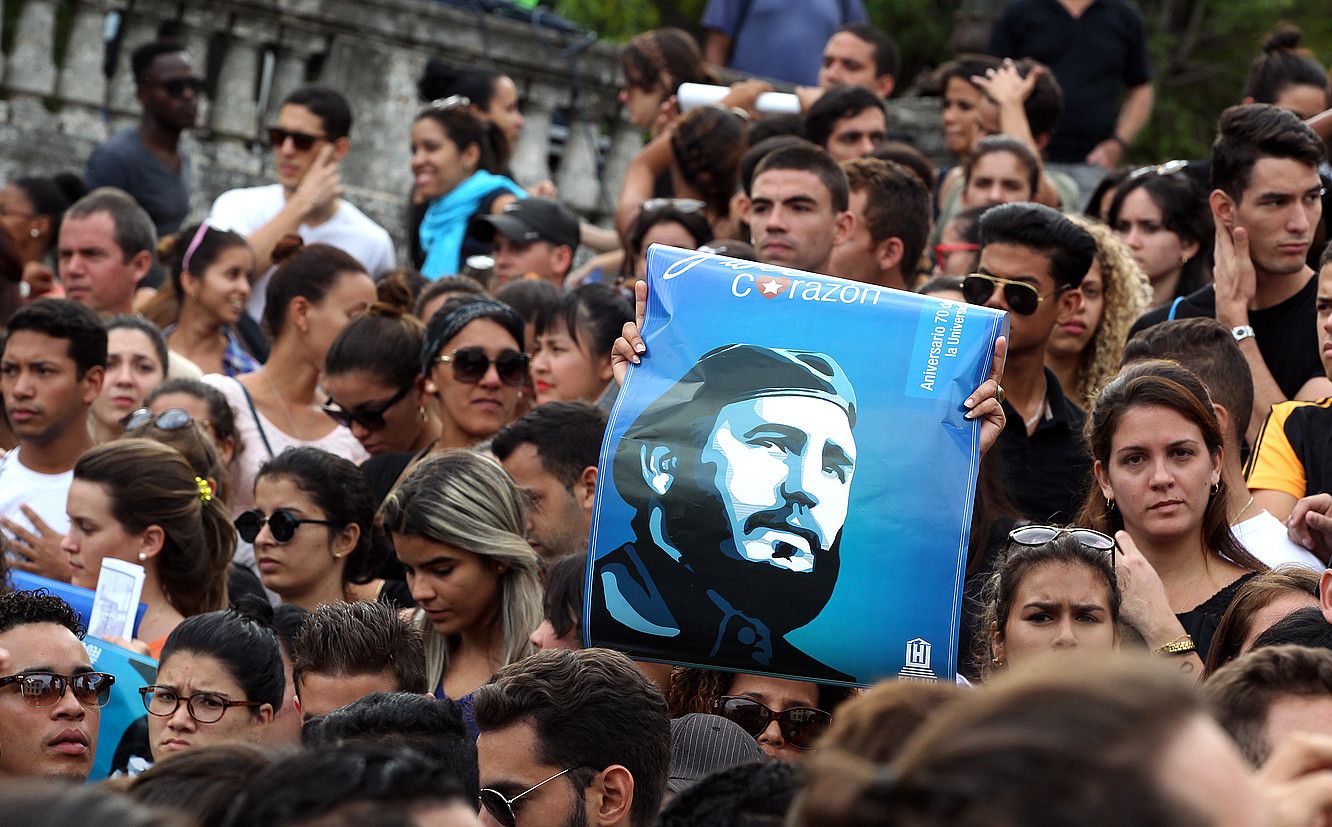 Ehunka gazte, atzo, Fidel Castro omentzeko Habanako Unibertsitatean egindako kontzentrazioan. ALEJANDRO ERNESTO / EFE. Ehunka gazte, atzo, Fidel Castro omentzeko Habanako Unibertsitatean egindako kontzentrazioan. ALEJANDRO ERNESTO / EFE.