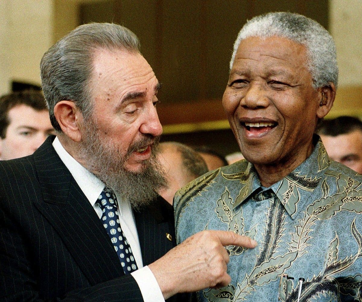 Fidel Castro eta Nelson Mandela, Genevan, 1998. urtean. PATRICK AVIOLAT.