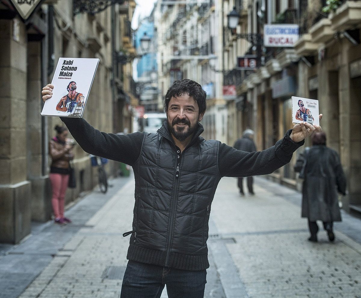 Xabi Solano, liburu berria esku batean eta diskoa bestean. JON URBE / ARGAZKI PRESS.