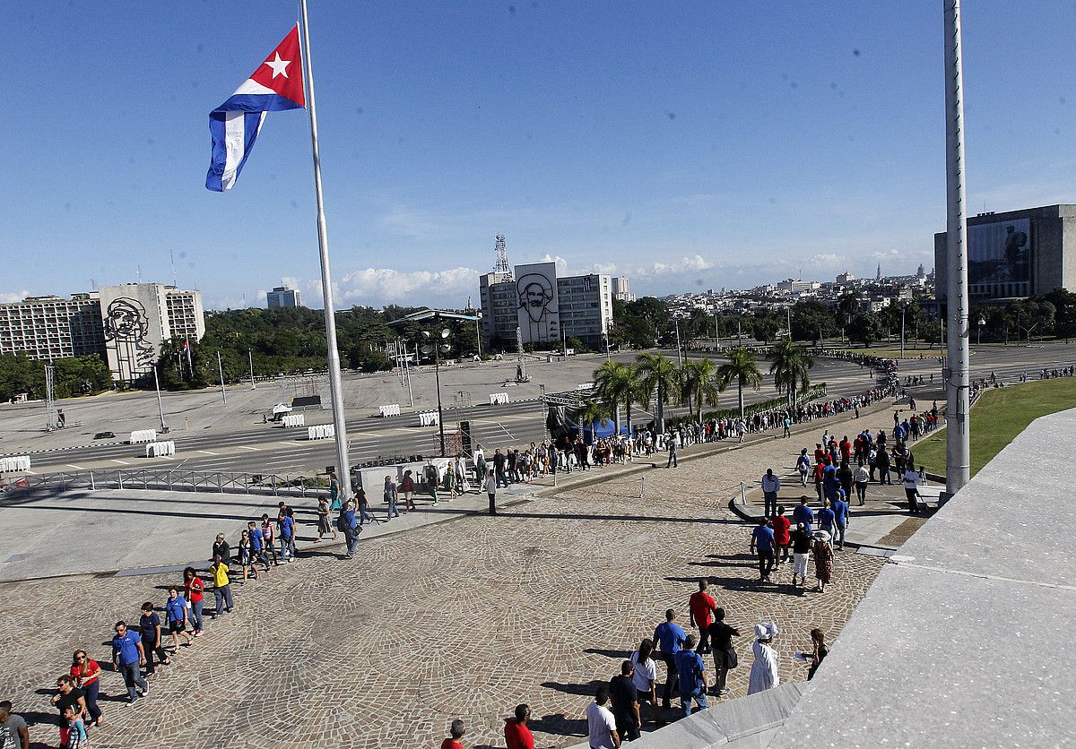 Dozenaka mila herritarrek ilara egin zuten atzo Habanan, Iraultzaren plazan, Fidel Castrori azken agurra eman ahal izateko. ERNESTO MASTRASCUSA /EFE.