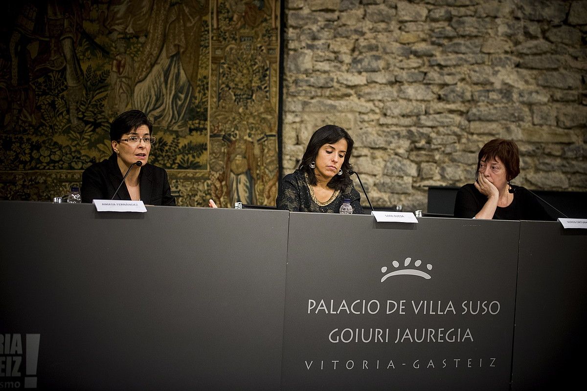 Amaya Fernandez, Sara Buesa moderatzailea eta Miren Ortubai, atzoko mahai inguruan, Gasteizen. JAIZKI FONTANEDA / ARP.