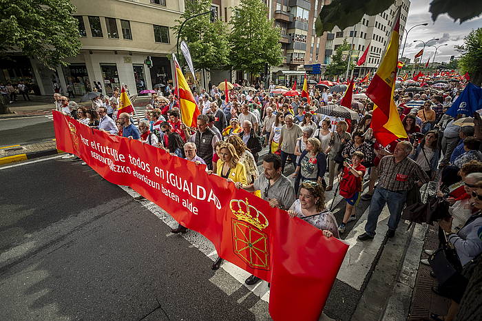 UPN, PP, Ciudadanos eta Vox alderdietako ordezkariak, manifestazioaren pankartari eusten. JAIZKI FONTANEDA / FOKU