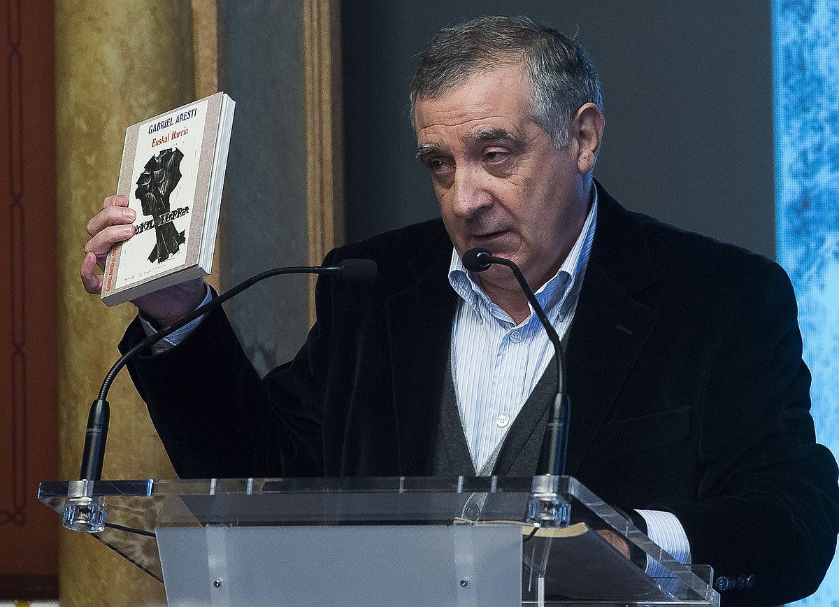 Jon Kortazar ikerlaria liburu aurkezpenean. LUIS JAUREGIALTZO / ARGAZKI PRESS. Jon Kortazar ikerlaria liburu aurkezpenean. LUIS JAUREGIALTZO / ARGAZKI PRESS.