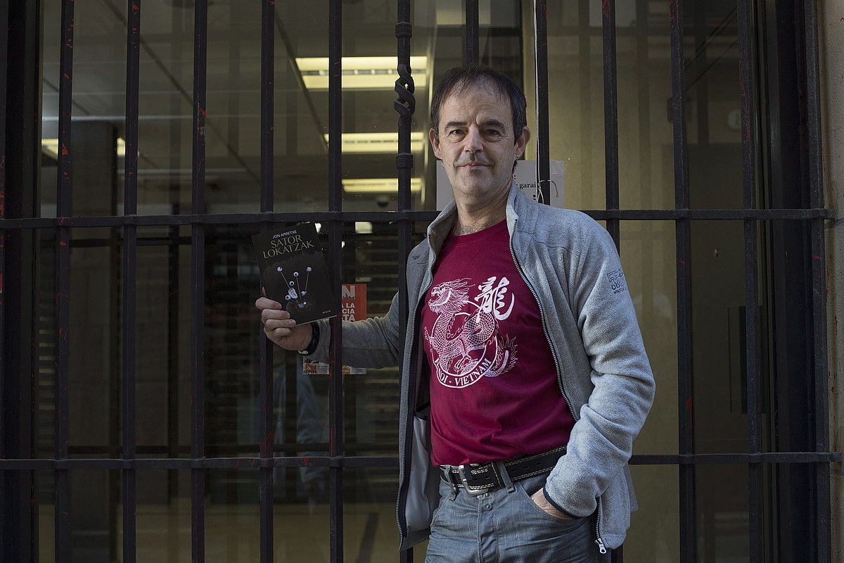 Jon Arretxek Toure detektibeari eskaini dion bosgarren eleberria da Sator lokatzak. JON URBE / ARGAZKI PRESS. Jon Arretxek Toure detektibeari eskaini dion bosgarren eleberria da Sator lokatzak. JON URBE / ARGAZKI PRESS.