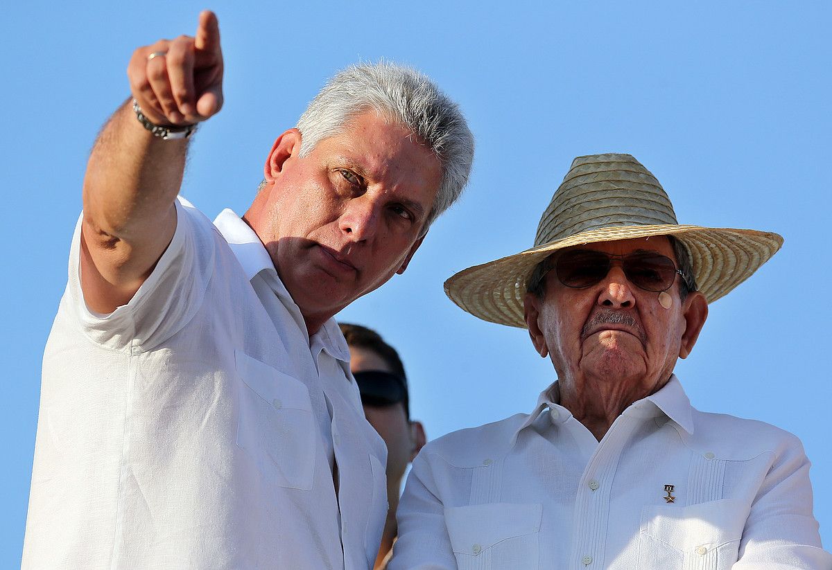 Miguel Diaz-Canel Estatu Kontseiluko presidenteordea, Raul Castro presidentearekin, aurtengo Langileen Eguneko desfilean, Habanan. ALEJANDRO ERNESTO / EFE.