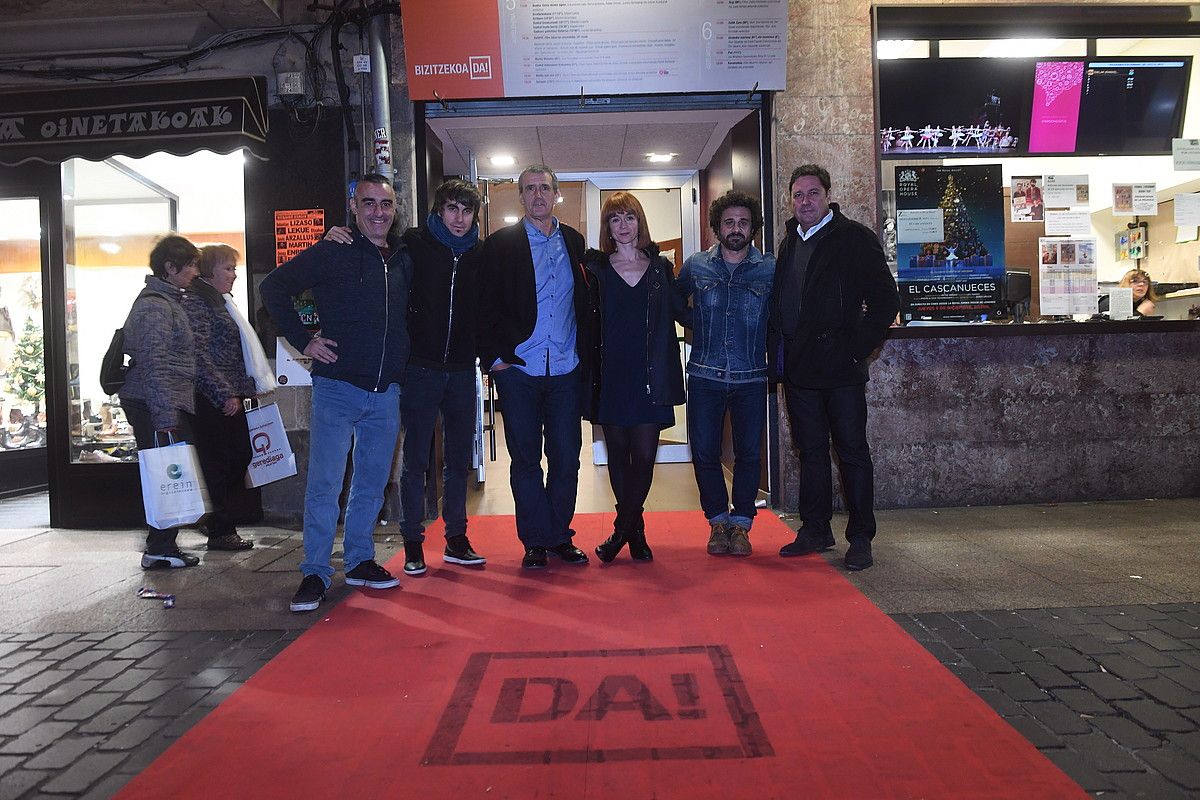 Zugaza zineman du egoitza Irudienea guneak, eta bertan egin zuten atzo Igelak filmaren estreinaldia. JON URBE / ARGAZKI PRESS. Zugaza zineman du egoitza Irudienea guneak, eta bertan egin zuten atzo Igelak filmaren estreinaldia. JON URBE / ARGAZKI PRESS.