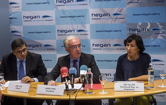 Airbusen A320neo hegazinaren hegaldi bat. Hegan klusterreko enpresa ugarik parte-hartzen duten proiektuetako bat da. GUILLAUME HORCAJUELO / EFE