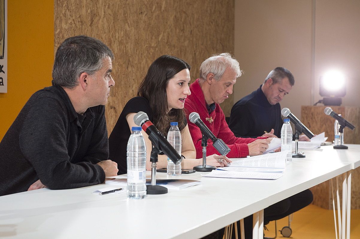 Josu Amezaga, Libe Mimenza, Txema Ramirez de la Piscina eta Alberto Barandiaran, Durangon, atzo. MONIKA DEL VALLE / ARP.