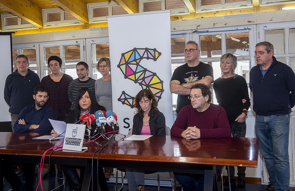 Sareko kideak, atzo, Bilbon egindako agerraldian. LUIS JAUREGIALTZO / ARGAZKI PRESS. Sareko kideak, atzo, Bilbon egindako agerraldian. LUIS JAUREGIALTZO / ARGAZKI PRESS.