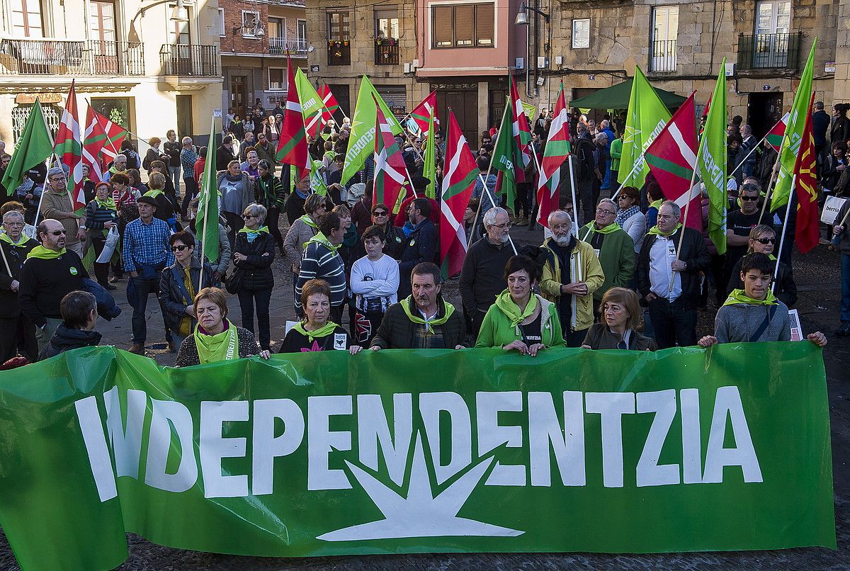 Independentistak sarearen manifestazioa, atzo, Durangon. LUIS JAUREGIALTZO / ARP.