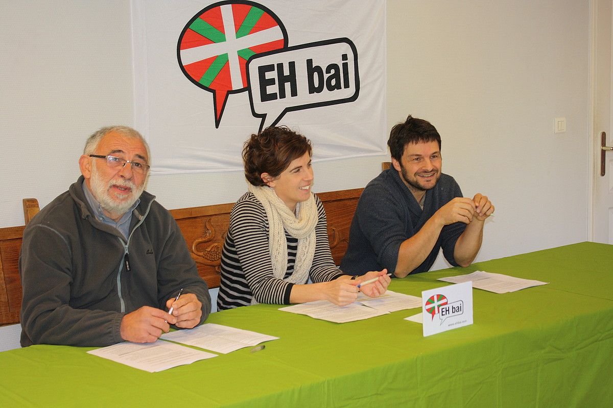 Jean Claude Mailharin, Anita Lopepe eta Peio Etxeberri-Aintxart EH Baiko kideak, atzo. BERRIA. Jean Claude Mailharin, Anita Lopepe eta Peio Etxeberri-Aintxart EH Baiko kideak, atzo. BERRIA.