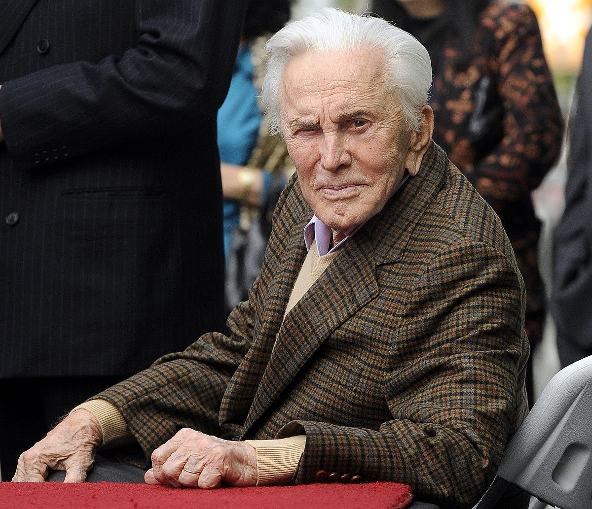 Kirk Douglas aktorea, 2011ko martxoan ateratako argazki batean. PAUL BUCK / EFE.