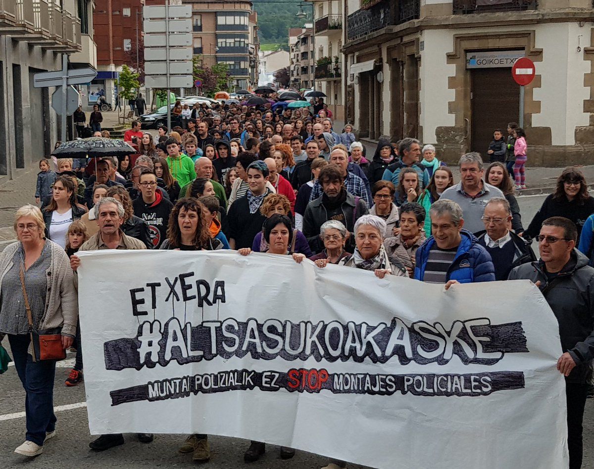 Manifestazio jendetsua egin dute Altsasun. @ALTSASUGURASOAK