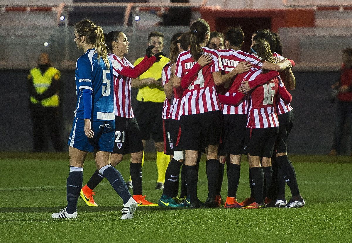 Athleticeko jokalariak lau goletako bat ospatzen, atzo, Lezaman, Ainara Manterola Oiartzun taldeko atzelaria ondoan dutela. LUIS JAUREGIALTZO / ARGAZKI PRESS.