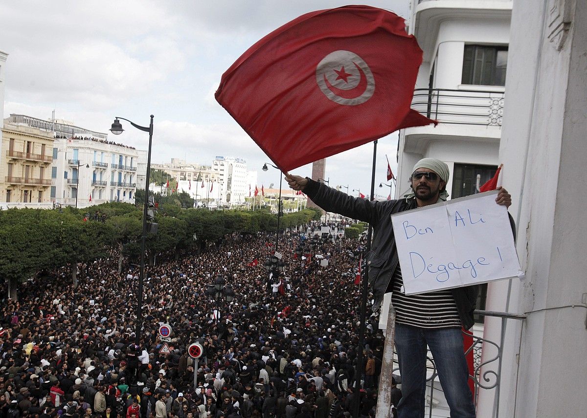 Lucas Dolega argazkilariak 2011ko urtarrilean Tunisiako matxinadei ateratako argazki bat. Poliziaren errepresioak hil egin zuen argazkilaria. LUCAS DOLEGA / EFE. Lucas Dolega argazkilariak 2011ko urtarrilean Tunisiako matxinadei ateratako argazki bat. Poliziaren errepresioak hil egin zuen argazkilaria. LUCAS DOLEGA / EFE.