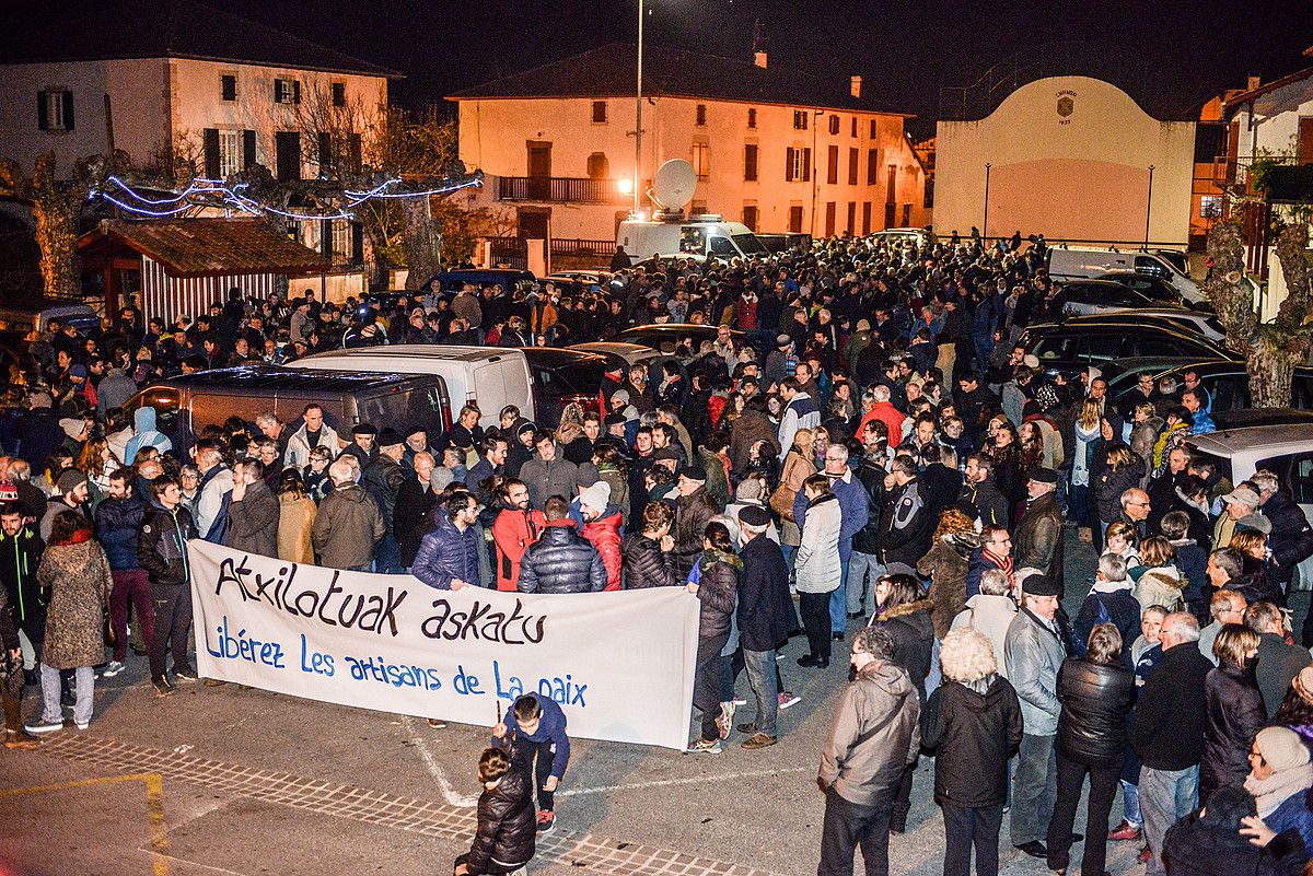 «Bakearen artisauak» askatzeko eskatu zuten dozenaka herritarrek, atzo, Luhusoko plazan egindako elkarretaratzean. ISABELLE MIQUELESTORENA.