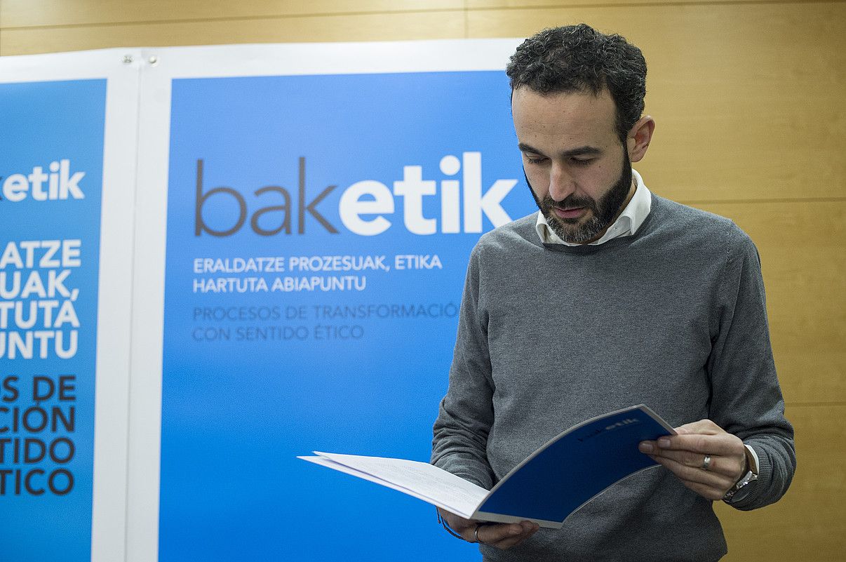 Baketik-eko kide Iker Uson Donostian, iazko otsailean, «bizikidetza kultura berriari» buruzko agiria aurkezten. J. URBE / ARP.