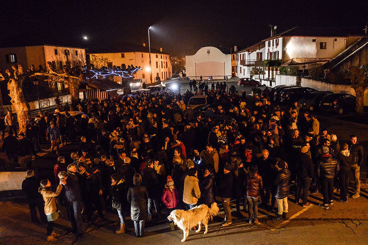 Jendetza elkartu zen atzo ere Luhusoko plazan, atxilotuen inguruko berriak jarraitu eta «bakearen artisauen» alde protesta egiteko. ISABELLE MIQUELESTORENA.