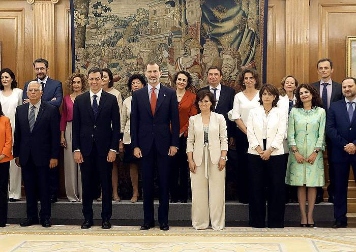 Pedro Sanchezen gobernua osatzen duten ministroak, presidentearekin eta Felipe Borboikoarekin, kargua hartu ondoren. J.J. GUILLEN, EFE