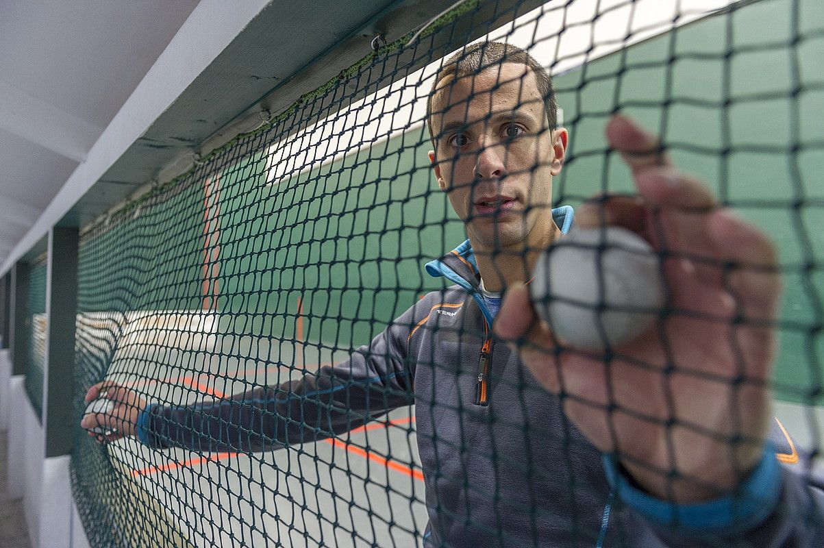 Mikel Gonzalez, Tornosolo Abadiñoko trinketako sareari helduta. JUANAN RUIZ / ARGAZKI PRESS.