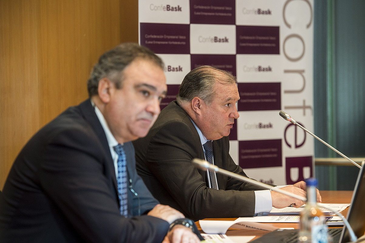 Eduardo Aretxaga eta Roberto Larrañaga, atzo, Bilbon egindako agerraldian. MARISOL RAMIREZ / ARGAZKI PRESS. Eduardo Aretxaga eta Roberto Larrañaga, atzo, Bilbon egindako agerraldian. MARISOL RAMIREZ / ARGAZKI PRESS.