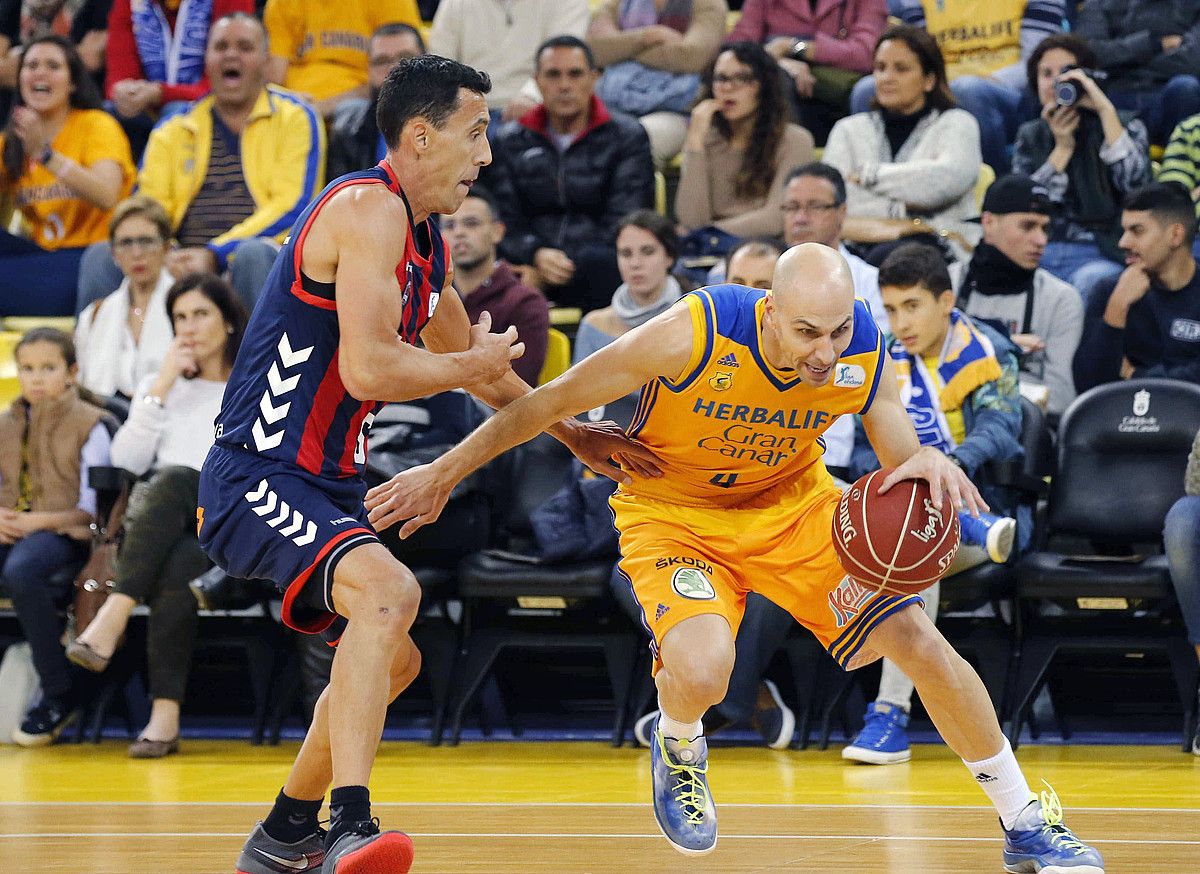 Pablo Prigioni Baskoniako jokalaria Albert Oliver Kanaria Handikoarekin lehian, atzo. ELVIRA URQUIJO A. / EFE. Pablo Prigioni Baskoniako jokalaria Albert Oliver Kanaria Handikoarekin lehian, atzo. ELVIRA URQUIJO A. / EFE.