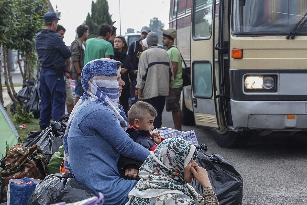 Zenbait errefuxiatu Idomeinin (Grezia), joan den ekainean. NIKOS ARVANITIDIS / EFE.