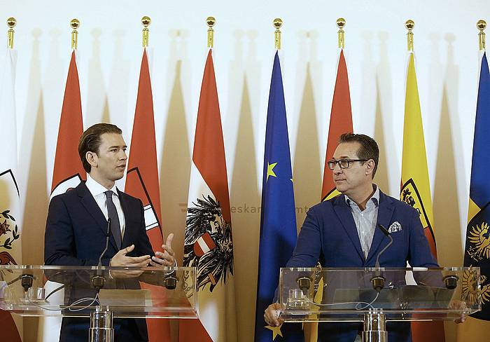 Sebastian Kurz Austriako kantzilerra eta Heinz-Christian Strache kartzilerordea, gaur, zazpi mezkita ixteko erabakiaren berri emateko egin duten agerraldian. DRAGAN TATIC, EFE