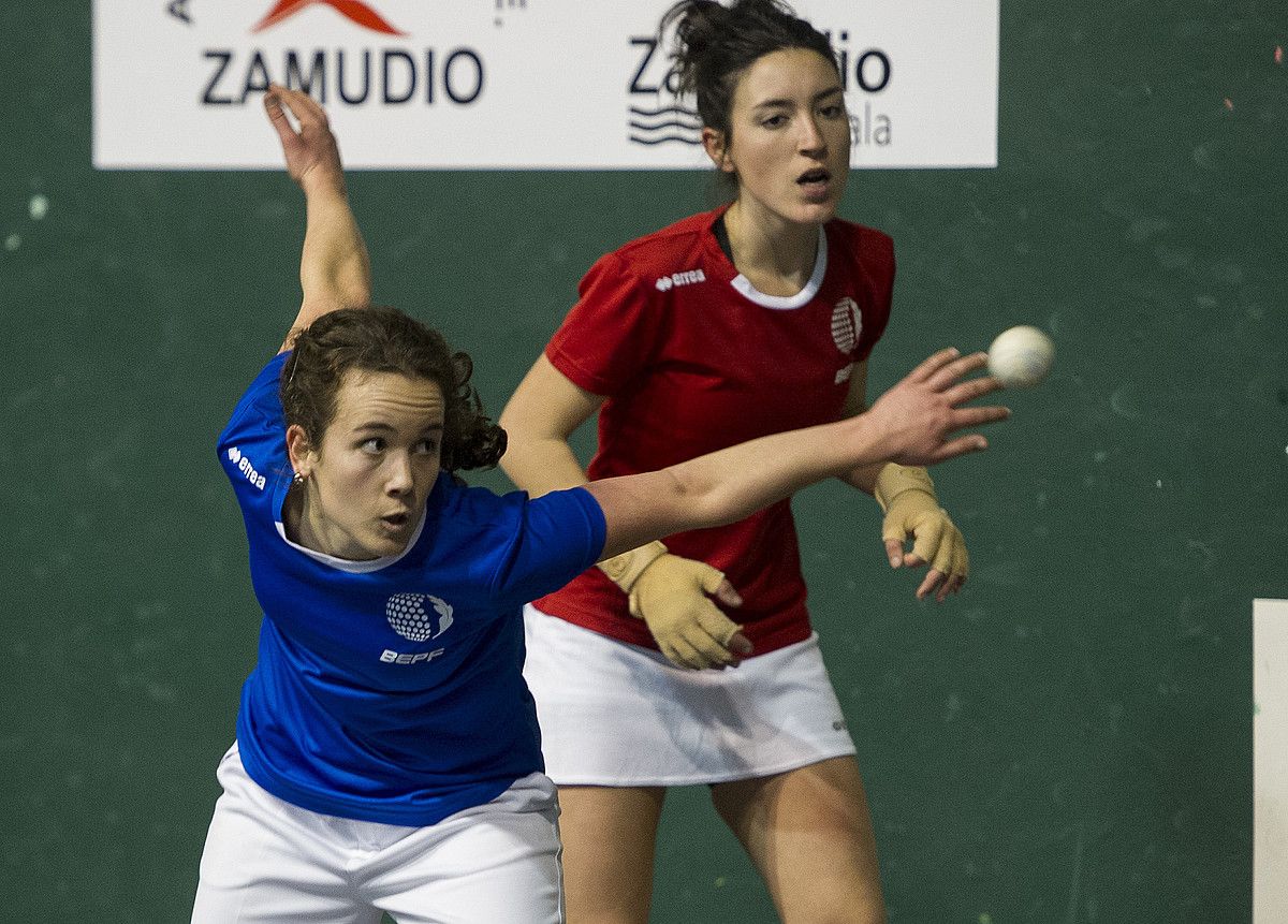 Ane Baraiazarra pilota astintzen, iazko Emakume Kopako finalean. M.D.V. / ARP. Ane Baraiazarra pilota astintzen, iazko Emakume Kopako finalean. M.D.V. / ARP.