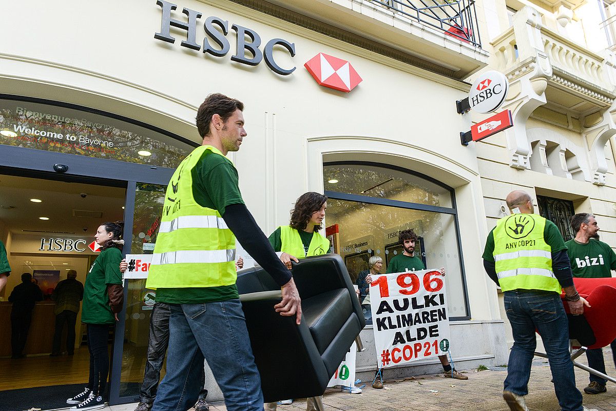 Bizi mugimenduko kideak HSBC bankuko aulkiak eramaten, Baionan, 2015eko otsailean. ISABELLE MIQUELESTORENA. Bizi mugimenduko kideak HSBC bankuko aulkiak eramaten, Baionan, 2015eko otsailean. ISABELLE MIQUELESTORENA.