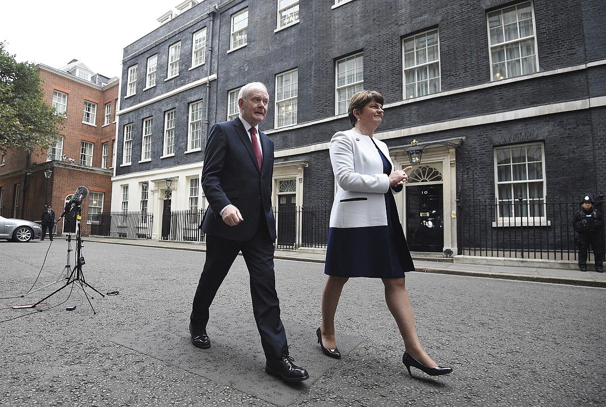 Arlene Foster Ipar Irlandako lehen ministro unionista, Martin McGuinness errepublikanoarekin, Downing Streeten, Londresen. FACUNDO ARRIZABALAGA / EFE.