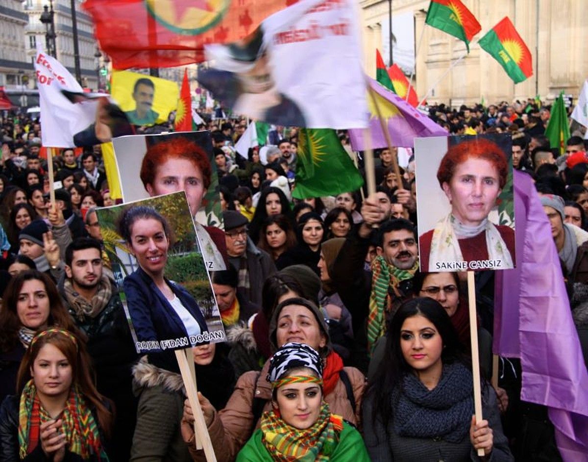 Sakine Cansiz, Abdullah Ocalan, eta Fatma, buruzagiaren emazte ohia, PKKren sorreran, Licen, Ipar Kurdistanen. BERRIA. Sakine Cansiz, Abdullah Ocalan, eta Fatma, buruzagiaren emazte ohia, PKKren sorreran, Licen, Ipar Kurdistanen. BERRIA.