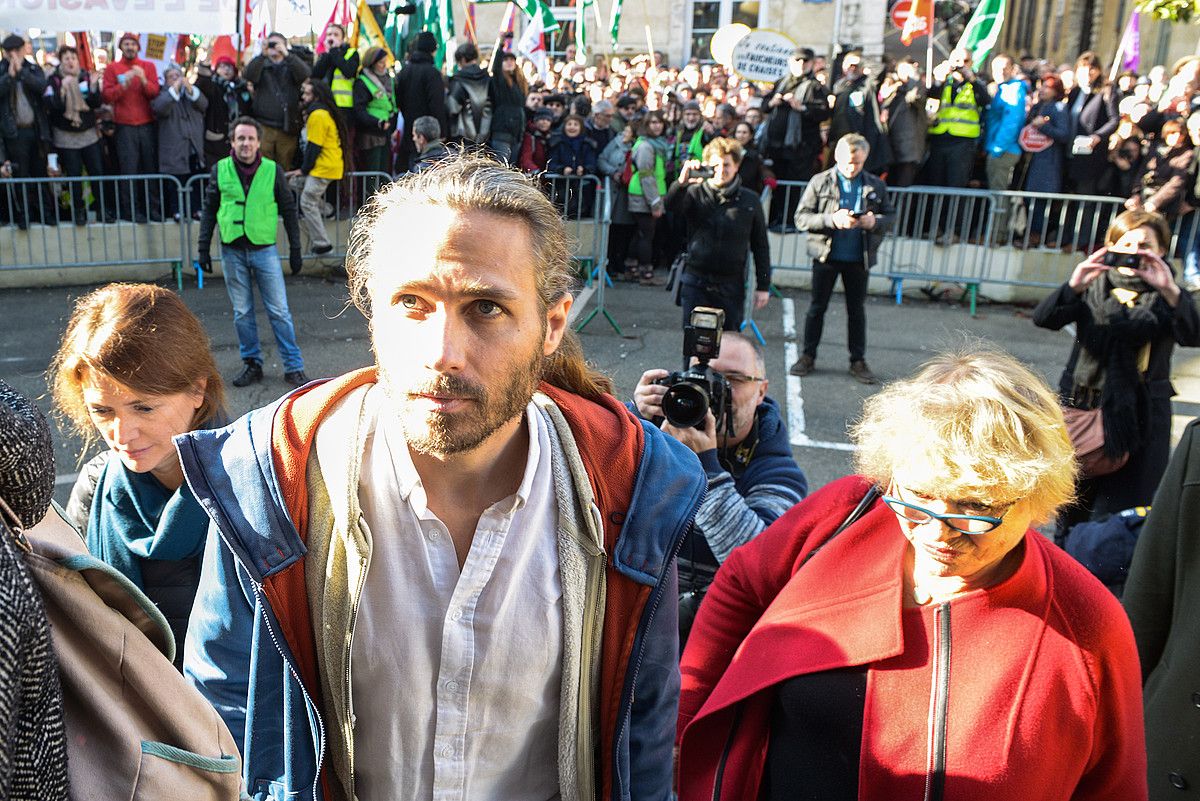 Jon Palais eta haren abokatuak, atzo, Akizeko epaitegira sartzen. ISABELLE MIQUELESTORENA.