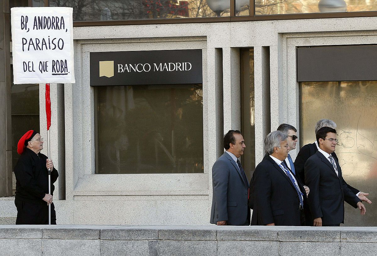 Gizonezko bat protesta egiten, Madrilen, Banco Madriden bulego aurrean —Andorrako BPAarena zen—, 2015eko martxoan. CHEMA MOYA / EFE.