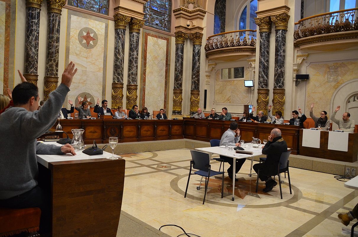 Donostiako Udaleko zinegotziak atzoko udalbatzan, abstentzioa adierazten. PSEk ez zuen parte hartu. IRUTXULOKO HITZA. Donostiako Udaleko zinegotziak atzoko udalbatzan, abstentzioa adierazten. PSEk ez zuen parte hartu. IRUTXULOKO HITZA.