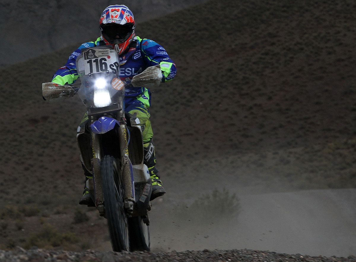 Oscar Romero, Yamaha motoan, Dakar rallyko bosgarren etapan. M. ALIPAZ / EFE. Oscar Romero, Yamaha motoan, Dakar rallyko bosgarren etapan. M. ALIPAZ / EFE.