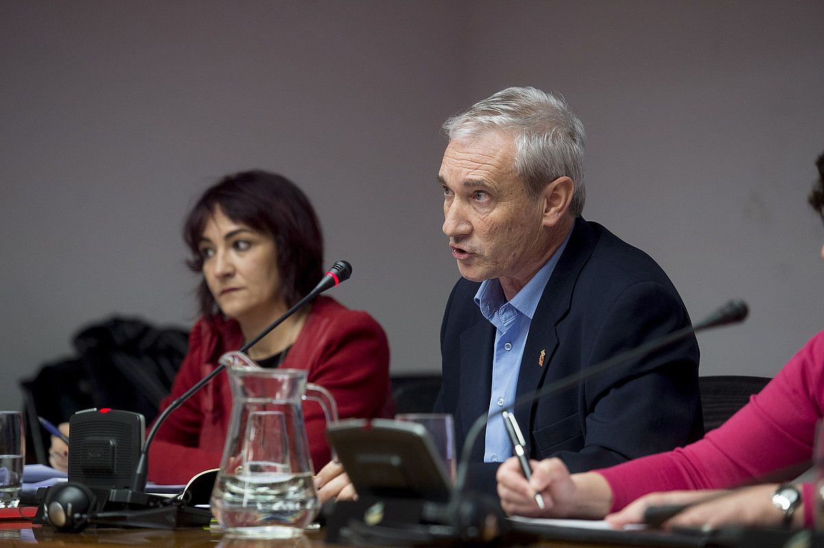 Mikel Aranburua eta alboan, Maite Dominguez Hitzarmen Ekonomikokoko zerbitzuburua, atzo, Parlamentuan. IÑIGO URIZ / ARGAZKI PRESS.