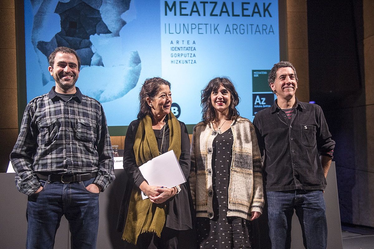 Meatzaleak programaren aurkezpena, atzo. Ezkerretik hasita, Xabier Landabidea, Lourdes Fernandez, Leire Palacios eta Gotzon Barandiaran. MARISOL RAMIREZ / ARP. Meatzaleak programaren aurkezpena, atzo. Ezkerretik hasita, Xabier Landabidea, Lourdes Fernandez, Leire Palacios eta Gotzon Barandiaran. MARISOL RAMIREZ / ARP.