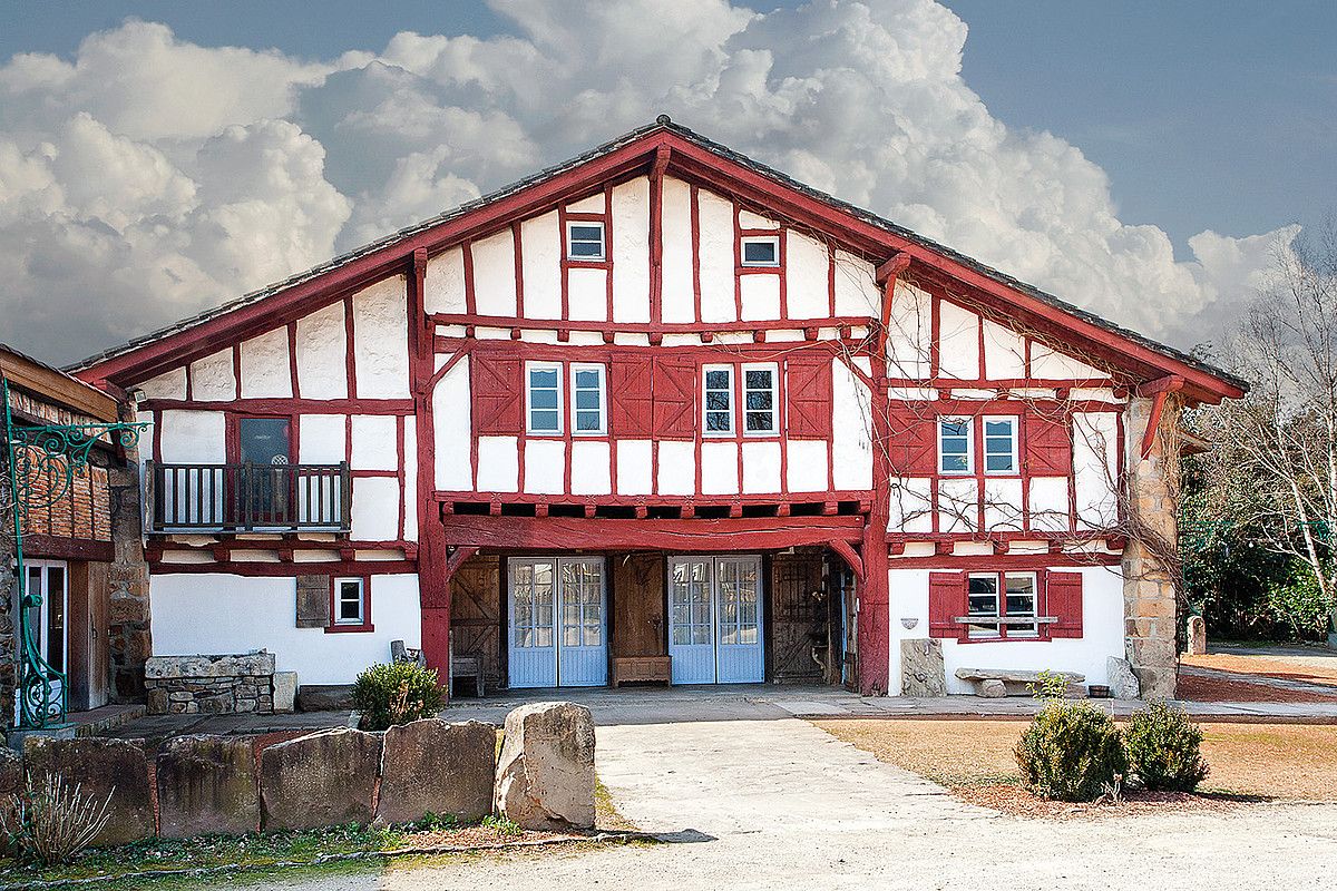 Ataria. Euskal Herrian garrantzi handia izan dute etxeek XX. mendera arte. Irudian, Senpereko Inharria etxea (Lapurdi). XAMAR.