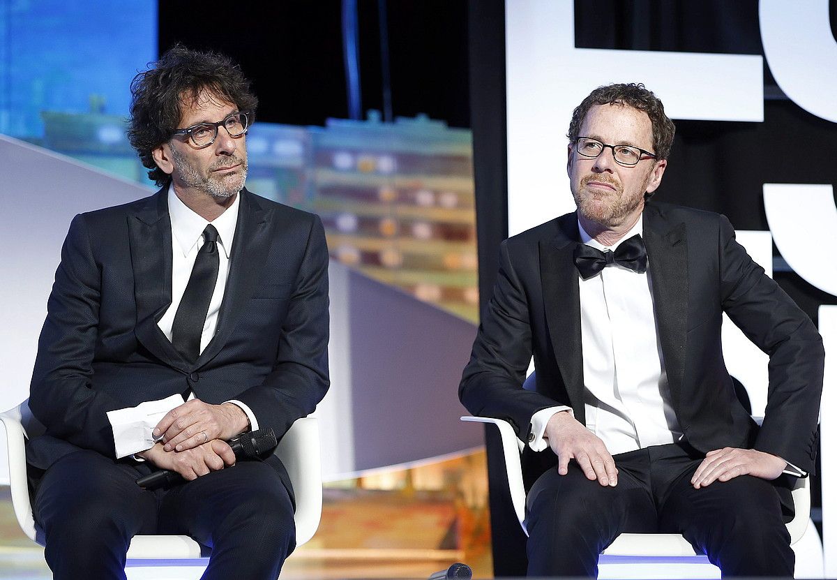Joel eta Ethan Coen zinemagileak, 2015eko Cannesko Zinemaldian. SEBASTIEN NOGIER / EFE. Joel eta Ethan Coen zinemagileak, 2015eko Cannesko Zinemaldian. SEBASTIEN NOGIER / EFE.