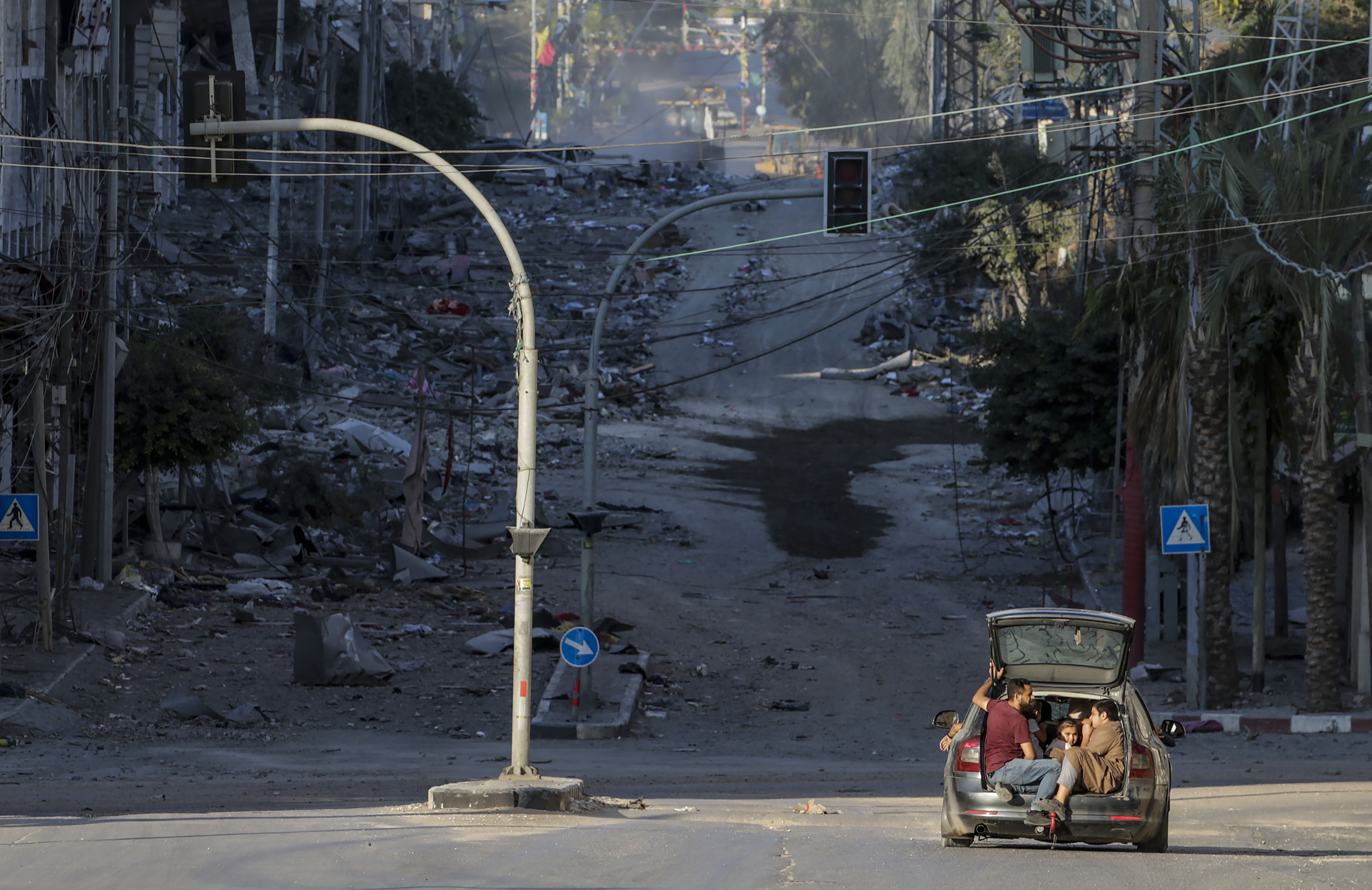 Palestinarrak Gaza hiritik hegoaldera bidean.  MOHAMMED SABER / EFE
