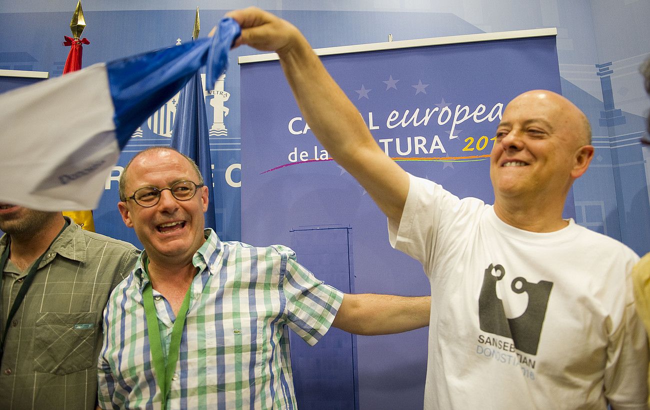 Juan Karlos Izagirre eta Odon Elorzaizendapena ospatzen, Madrilen, 2011koekainaren 28an. A. CANELLADA / ARP. Juan Karlos Izagirre eta Odon Elorzaizendapena ospatzen, Madrilen, 2011koekainaren 28an. A. CANELLADA / ARP.