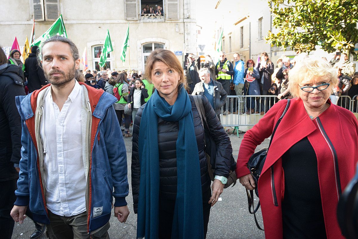 Jon Palais eta haren bi abokatuak, urtarrilaren 9an, Akizeko epaitegira sartzen. ISABELLE MIQUELESTORENA.
