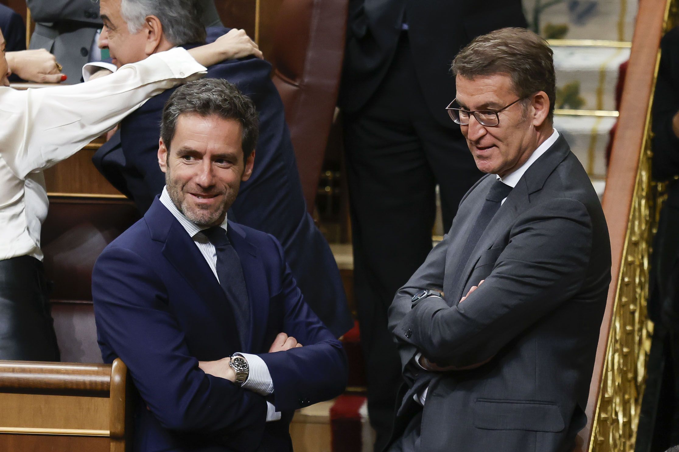 Borja Senper eta Alberto Nuñez Feijoo PPko diputatuak, Sanchezen inbestidura saioan. Borja Senper eta Alberto Nuñez Feijoo PPko diputatuak, Sanchezen inbestidura saioan.