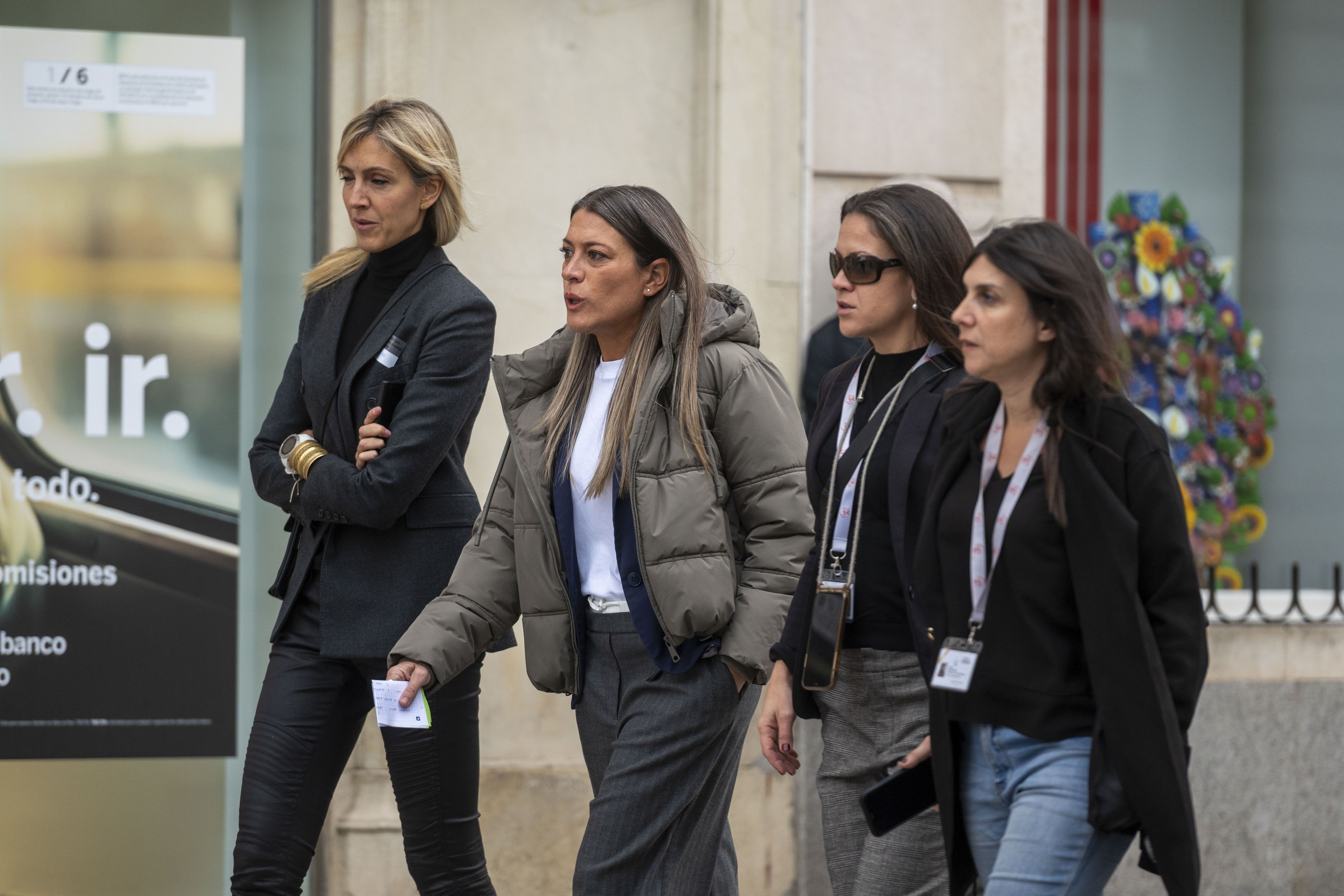 Miriam Nogueras Juntseko diputatua Kongresura bidean, Sanchezen inbestidura saiora. Miriam Nogueras Juntseko diputatua Kongresura bidean, Sanchezen inbestidura saiora.