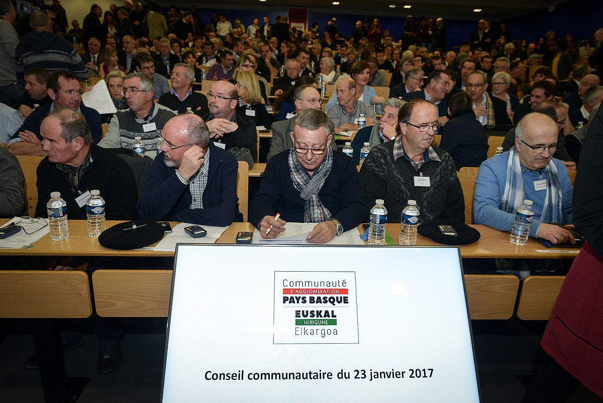 Ezkerrean, Euskal Elkargoko hautetsiak egitura berriaren lehen batzarrean, atzo arratsaldean, Baionako fakultateko anfiteatro nagusian; eskuinean, presidentea hautatzeko bozketa. ISABELLE MIQUELESTORENA. Ezkerrean, Euskal Elkargoko hautetsiak egitura berriaren lehen batzarrean, atzo arratsaldean, Baionako fakultateko anfiteatro nagusian; eskuinean, presidentea hautatzeko bozketa. ISABELLE MIQUELESTORENA.
